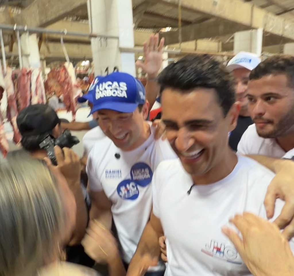 Lucas Barbosa e Célia Rocha participam de caminhada de JHC em São Miguel dos Campos