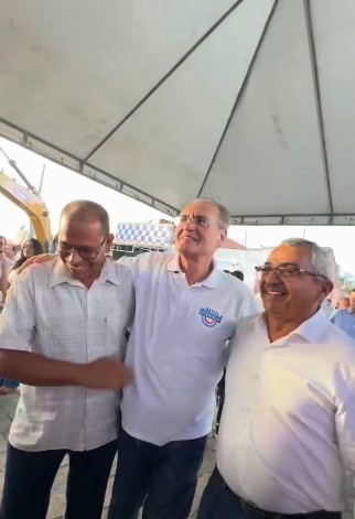 Olho d’Água do Casado recebe retroescavadeira para reforçar serviços públicos