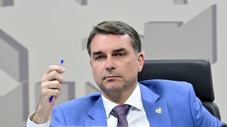 Pesquisa mostra preferência esmagadora por Flávio Bolsonaro entre eleitoras de Jair Bolsonaro