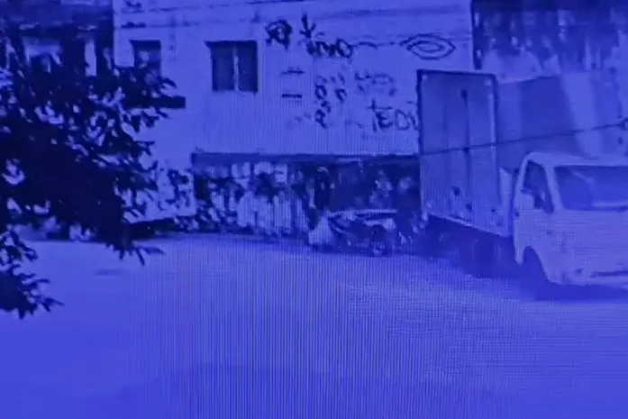 Câmeras flagram homem transportando corpo de mulher em carrinho de mão no Jacintinho