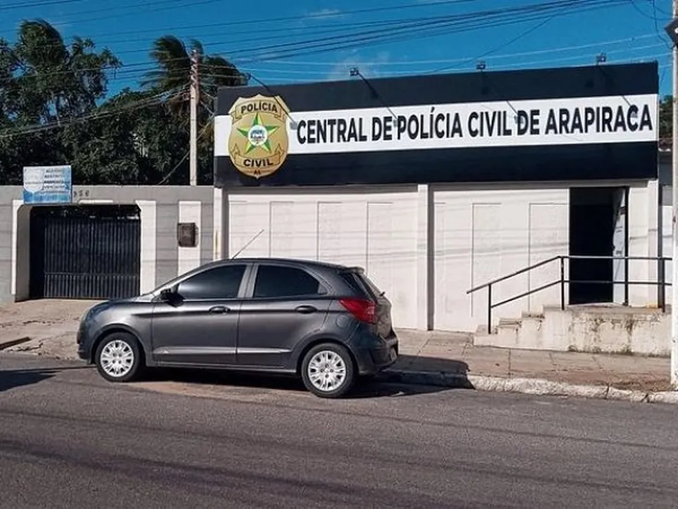 Mãe é presa após filha de 10 anos ser encontrada sozinha dentro de casa